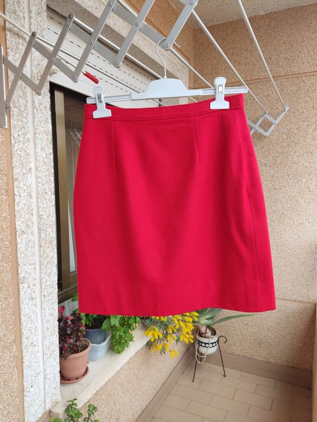 Minifalda roja clásica.