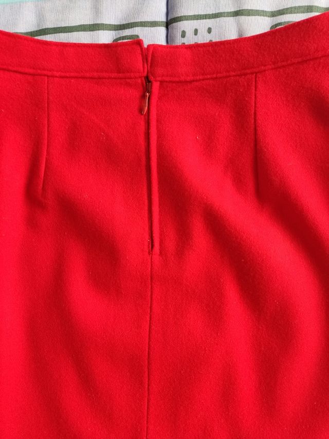 Minifalda roja clásica.