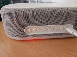 Despertador altavoz y cargador