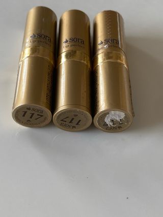 Tres unidades de pintalabios marca sora