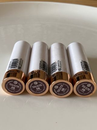 Cuatro unidades pintalabios essence