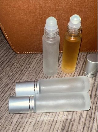 1 profumo roll on portatile pieno con profumo + 1 