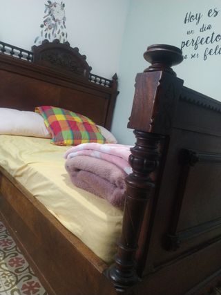 Cama antigua de madera