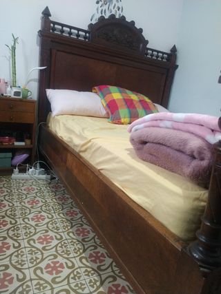 Cama antigua de madera
