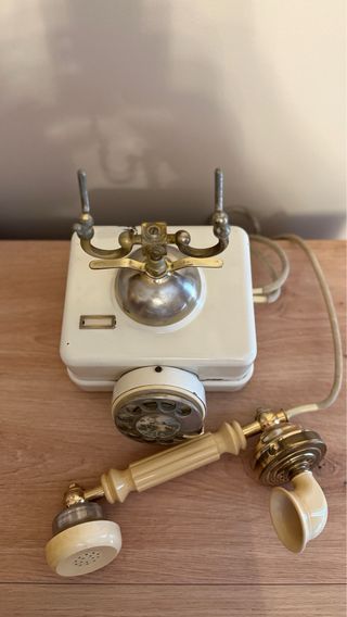 Telefono antiguo de mesa
