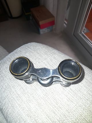 Bonitos binoculares antiguos de teatro.