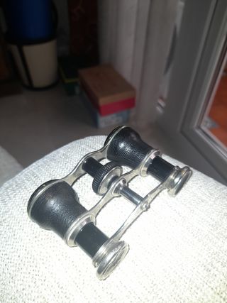 Bonitos binoculares antiguos de teatro.