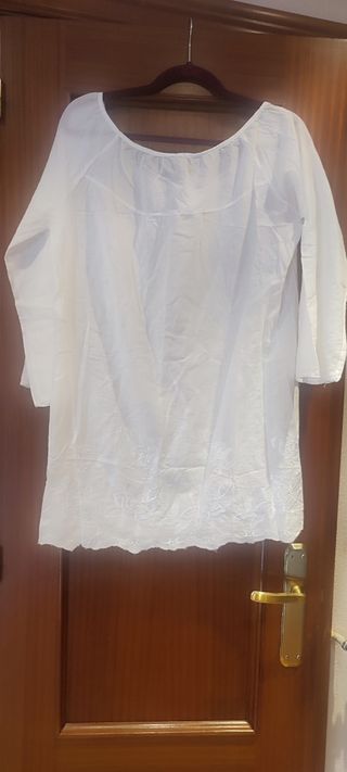 Camisa blanca de algodón y bordados