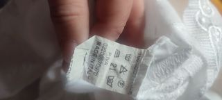 Camisa blanca de algodón y bordados