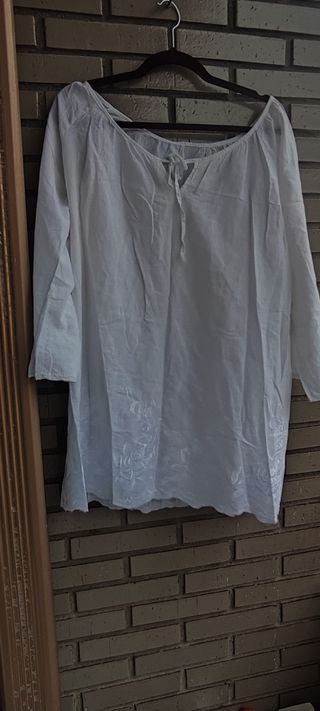 Camisa blanca de algodón y bordados