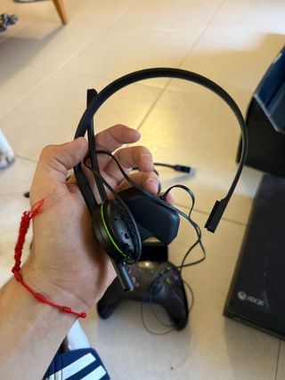 Accessori completi per Xbox One da 500 GB nella sua confezione