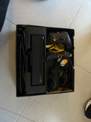 Accessori completi per Xbox One da 500 GB nella sua confezione