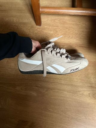 Zapatillas Reebok 37.5 natural gamuza. 