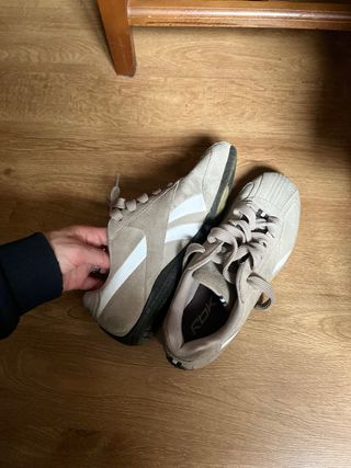 Zapatillas Reebok 37.5 natural gamuza. 