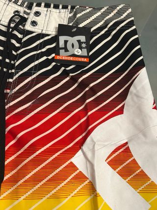 Pantalón corto marca DC