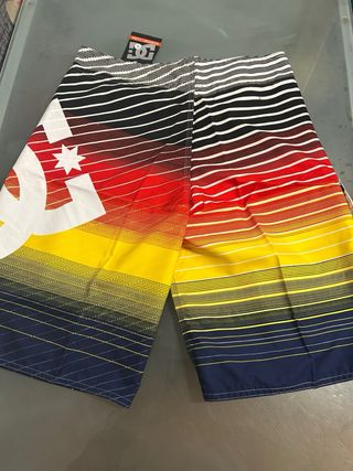 Pantalón corto marca DC