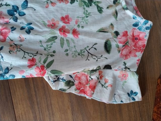 Maglietta con maniche a volant