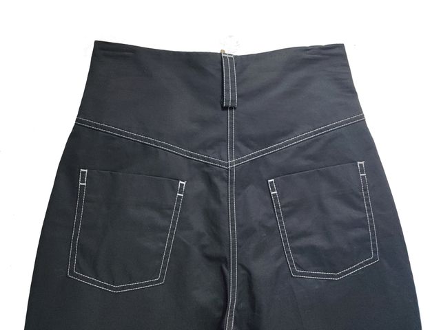 Sandro/ Pantalón barrel pinzado negro T:36