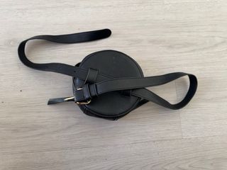 Bolso riñonera de piel Mango en perfecto estado