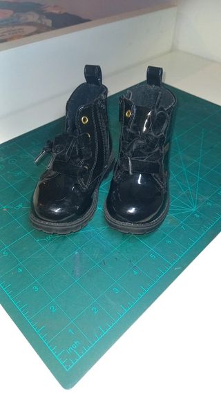 Bota militar de charol para niña talla 23