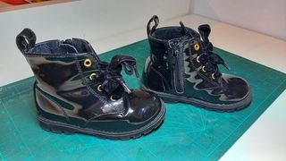 Bota militar de charol para niña talla 23