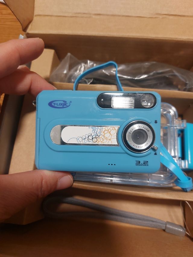 Fotocamera con custodia subacquea