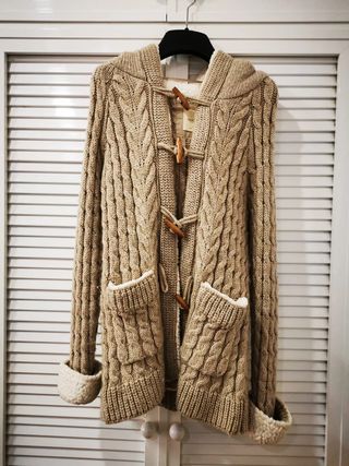 Rebeca de lana con capucha peluda