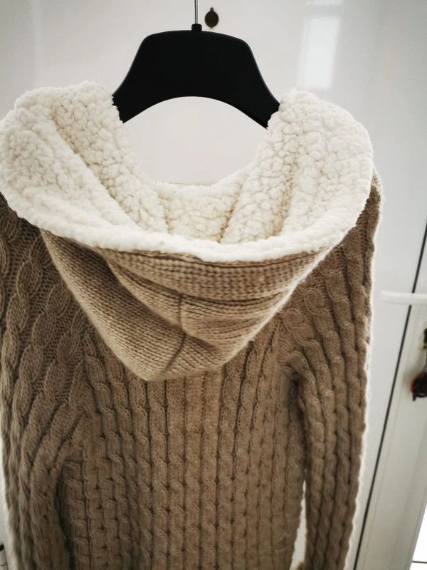 Rebeca de lana con capucha peluda