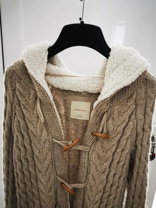 Rebeca de lana con capucha peluda