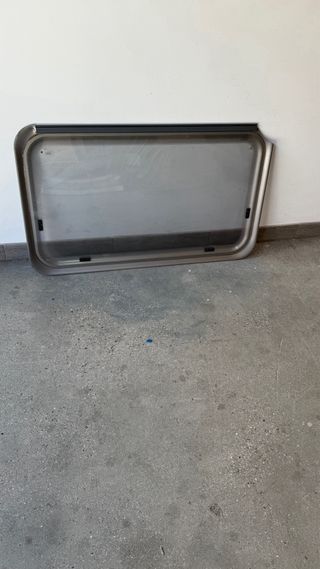 Ventana abatible caravana