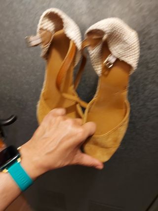 Alpargatas de esparto color camel.