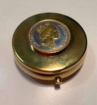 Pastillero metálico de Isabel II