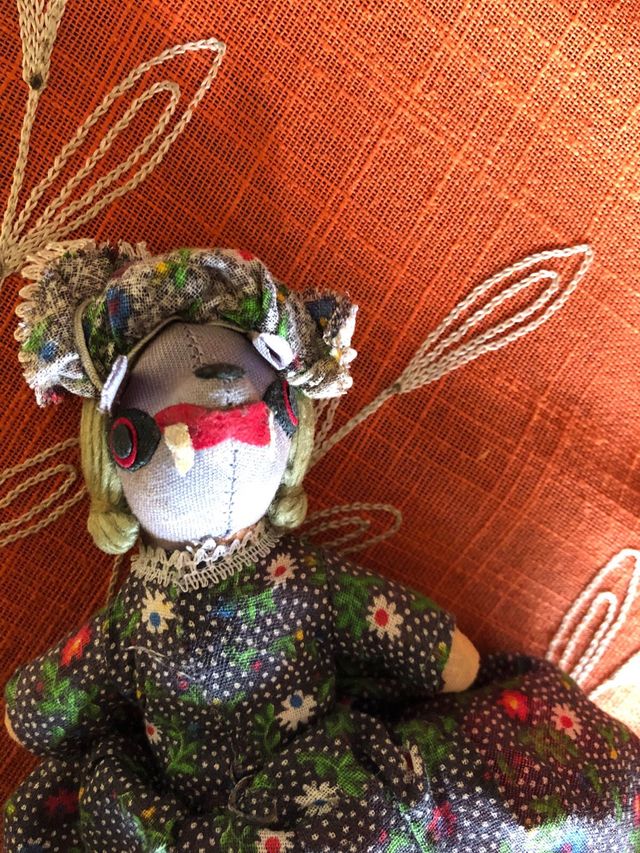 Muñeca de trapo convertible en caperucita