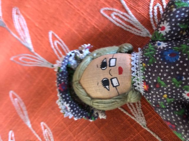 Muñeca de trapo convertible en caperucita