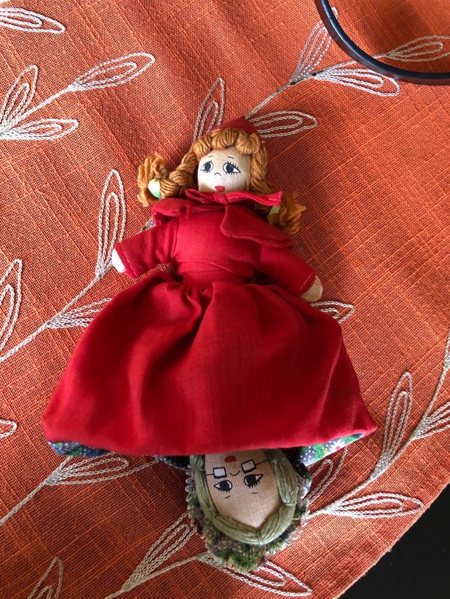 Muñeca de trapo convertible en caperucita