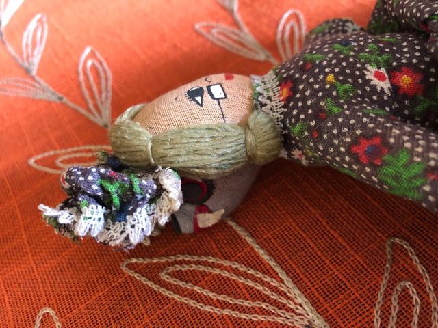 Muñeca de trapo convertible en caperucita