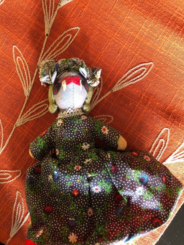 Muñeca de trapo convertible en caperucita