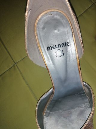 Zapatos de ceremonia de color dorado. Solo un uso.