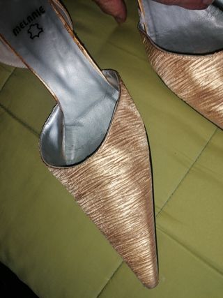 Zapatos de ceremonia de color dorado. Solo un uso.