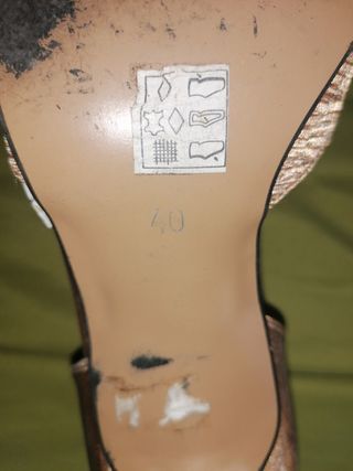 Zapatos de ceremonia de color dorado. Solo un uso.