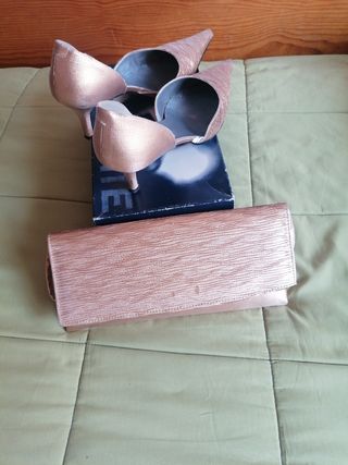 Zapatos de ceremonia de color dorado. Solo un uso.