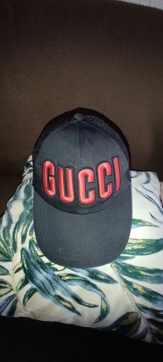 Gorra Gucci negra y roja