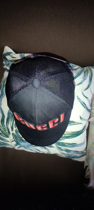 Gorra Gucci negra y roja
