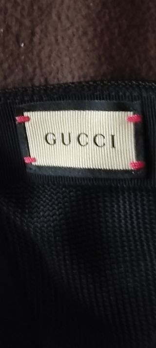 Gorra Gucci negra y roja