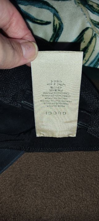 Gorra Gucci negra y roja