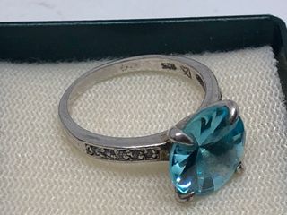 Anillo de plata con circonita azul
