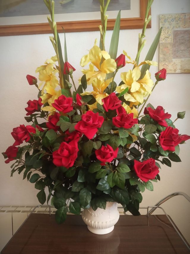 Gran ramo de rosas y flores con tiesto