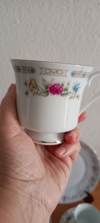 Set di tazze da tè e piatto inglesi