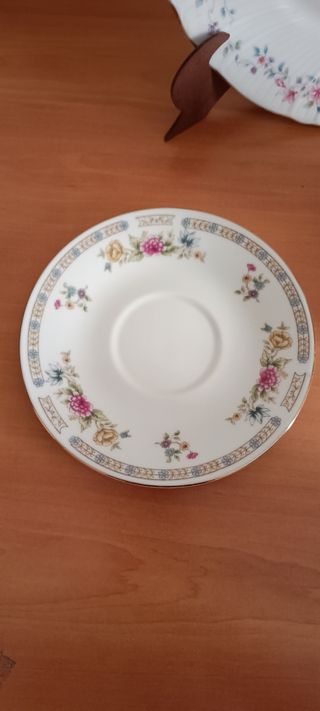 Set di tazze da tè e piatto inglesi