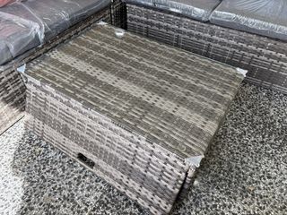 Esquinero de exterior com mesa